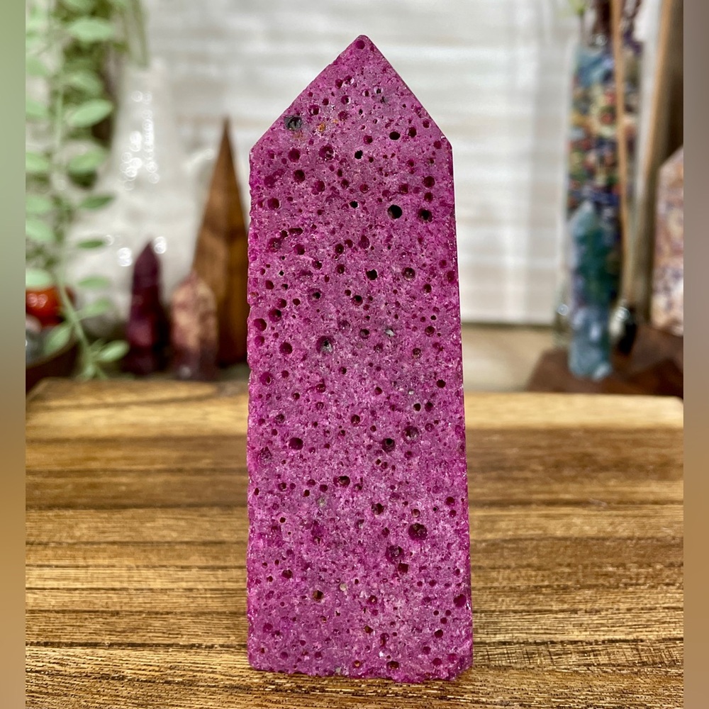 0907 UV Reactive Honeycomb Ruby Crystal Tower